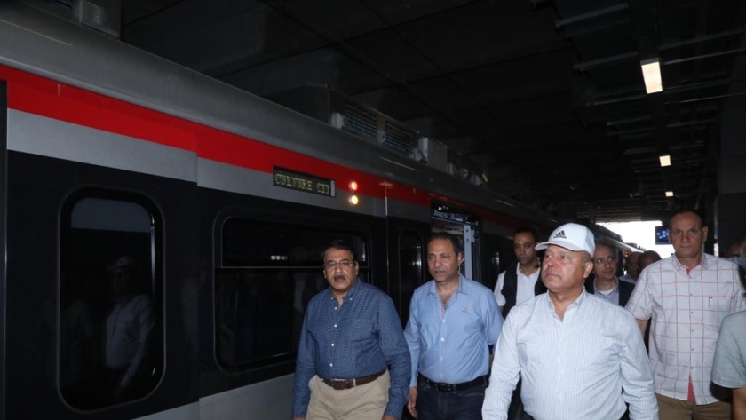 وزير النقل يتابع المرحلتين الأولى والثانية من مشروع القطار الكهربائي الخفيف LRT