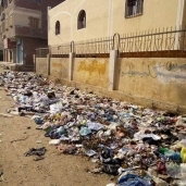 أهالي أبو عطوة يتضررون من تراكم القمامة 3 أيام الزبالة تحاوط مدرسة ووحدة صحية.