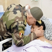 وزير الدفاع يطمئن على أحد مصابى الجيش بمستشفى المعادى «صورة أرشيفية»