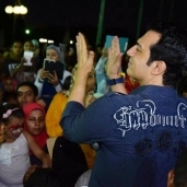 بالصور| إيهاب توفيق يشعل نادي إيروسبورت بثالث أيام العيد