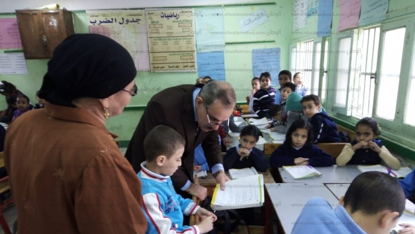 محافظ كفر الشيخ يكرم معلم"إنجليزى" بمدرسة عزبة جودة لإنضباطه
