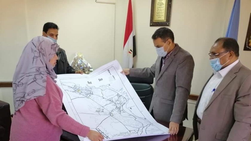 خريطة مدارس الغردقة هدية لوكيل وزارة التربية والتعليم بالبحر الأحمر