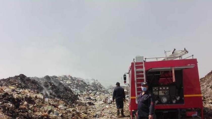 محافظ الشرقية يُتابع إطفاء أكوام القمامة بالنقطة الوسيطة بالغار