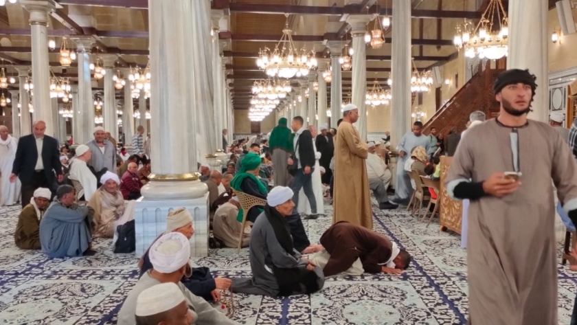 زوار مسجد الحسين احتفالا بذكرى قدوم رأس الحسين