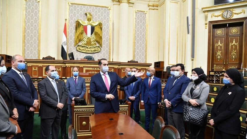 صورة من داخل مجلس النواب يتوسطها المستشار محمود فوزي الأمين العام للمجلس