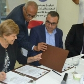 المهندس احمد اسامة الرئيس التنفيذي ل تي اي داتا اثناء توقيع البروتوكول مع نادي سموحة