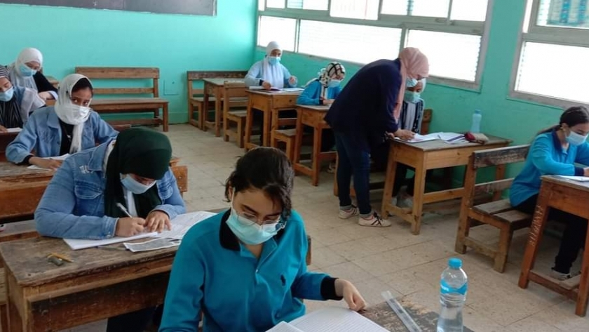طلاب الشهادة الإعدادية أثناء أداء أحد الامتحانات