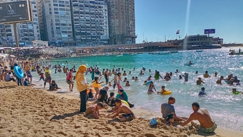 شواطئ الإسكندرية مزدحمة