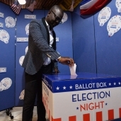 أحد الأمريكيين خلال الإدلاء بصوته فى الانتخابات الأمريكية «أ. ف. ب»