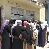طوابير المواطنين أمام أحد مكاتب التموين للحصول على الأرز