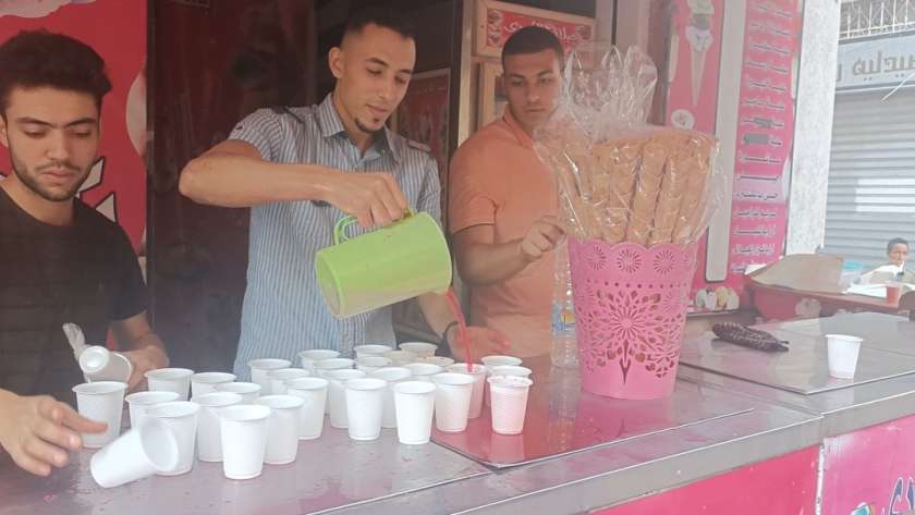 توزيع الشربات بالموز في المولد النبوي بالإسكندرية