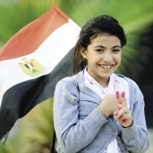 علم مصر وعلامة النصر وضحكة على وجه طفلة أصرت على المشاركة فى الانتخابات