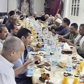 مسلمون يتناولون الإفطار فى كنيسة «العذراء» بالمنيا