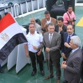 وزير النقل يرفع العلم المصري علي قاطرتين بميناء الإسكندرية