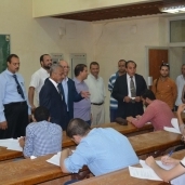 نائب رئيس جامعة الأزهر للوجه القبلى يتفقد إمتحانات كلية طب الأسنان
