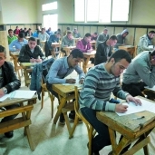 عدد من طلاب الثانوية الأزهرية أثناء تأدية الامتحانات