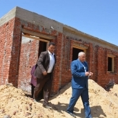 محافظ الوادي الجديد يتفقد مشروع سترة بقرية ناصر الثورة