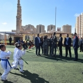 الرئيس يتابع عدداً من الأطفال خلال تدريبهم فى أحد المراكز الرياضية التى تم إنشاؤها بمشروع «بشاير الخير 2»