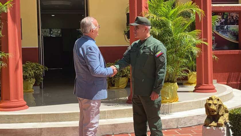لقاء يين وزيري الدفاع الفنزويلي والكولومبي