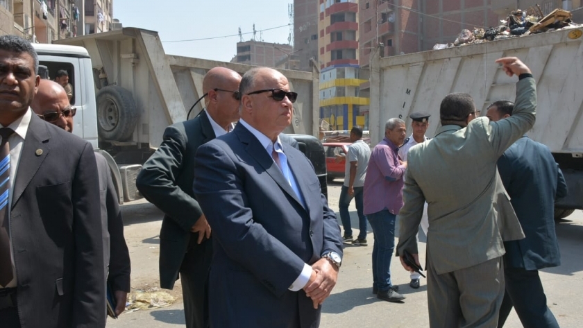محافظ القاهرة يقرر إيقاف مدير نظافة المنطقة الشرقية ورئيس فرع المطرية بسبب النظافة