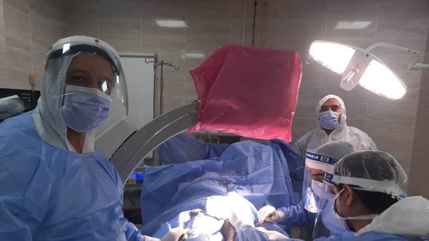 أطباء المستشفى أثناء إجراء العملية الجراحية