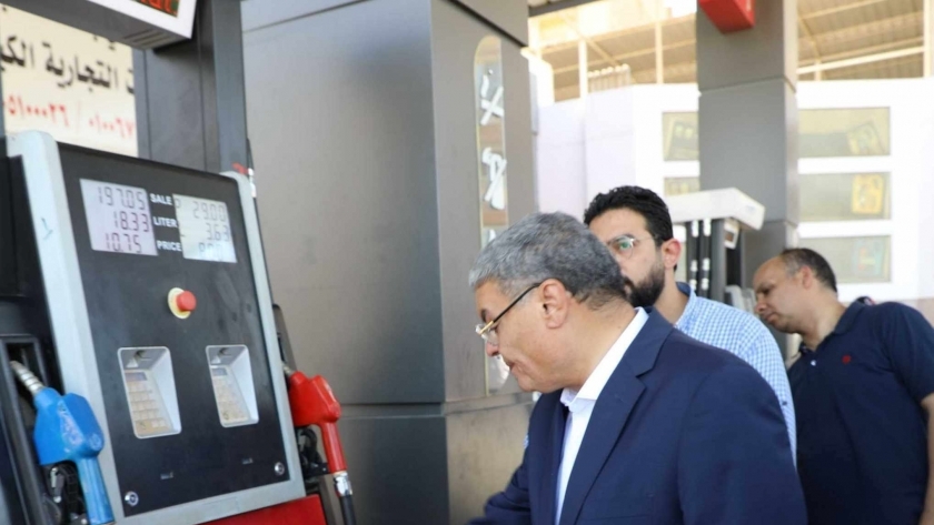 محافظ المنيا يتابع محطات الوقود