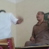 مدرس يضرب الطلاب بالخرطوم