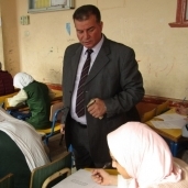 جانب من جولة الدكتور عادل عبدالمنعم، وكيل وزارة التربية والتعليم بالفيوم خلال متابعة الامتحانات