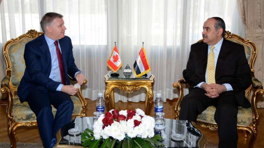 وزير الطيران يستقبل سفير كندا بالقاهرة لبحث تنشيط الحركة بين البلدين