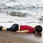 جثة الطفل «إيلان» على أحد شواطئ تركيا «صورة أرشيفية»