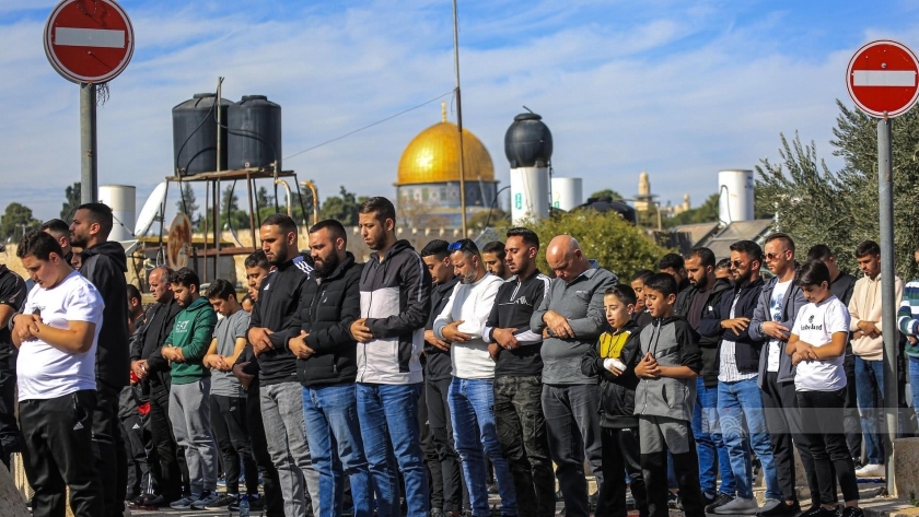 عشرات الفلسطينيين أثناء صلاة الجمعة في الشوارع