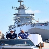 الرئيس ووزير الدفاع وقائد القوات البحرية خلال الاحتفال بيوم البحرية المصرية