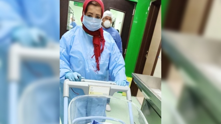 مدير مستشفى العزل بإسنا تحمل المولود بعد انتهاء عملية الولادة
