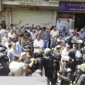 جانب من اشتباكات أفراد الأمن وأمناء الشرطة خلال اعتصام الشرقية أمس