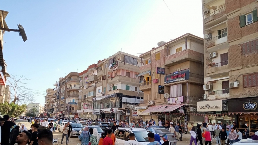 زحام شديد في أشهر شوارع كفر الشيخ