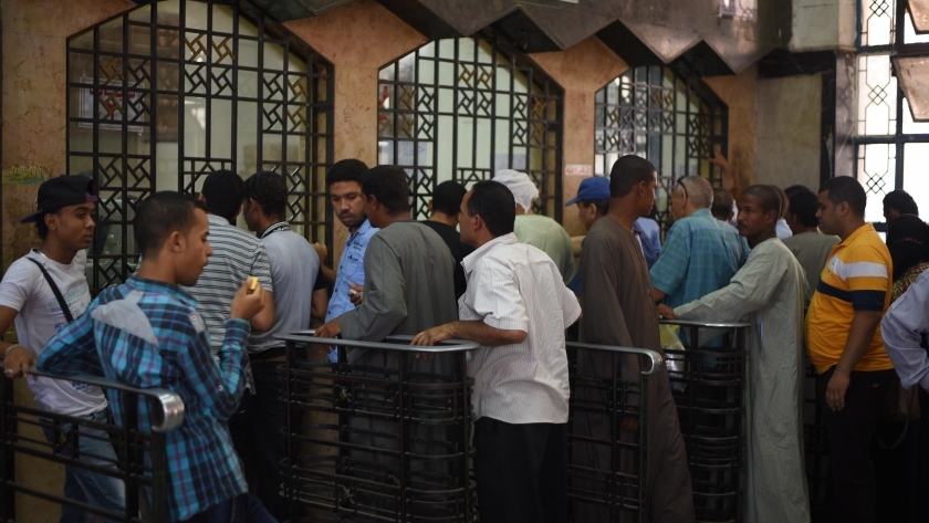 مواطنون أمام شباك حجز تذاكر قطارات العيد