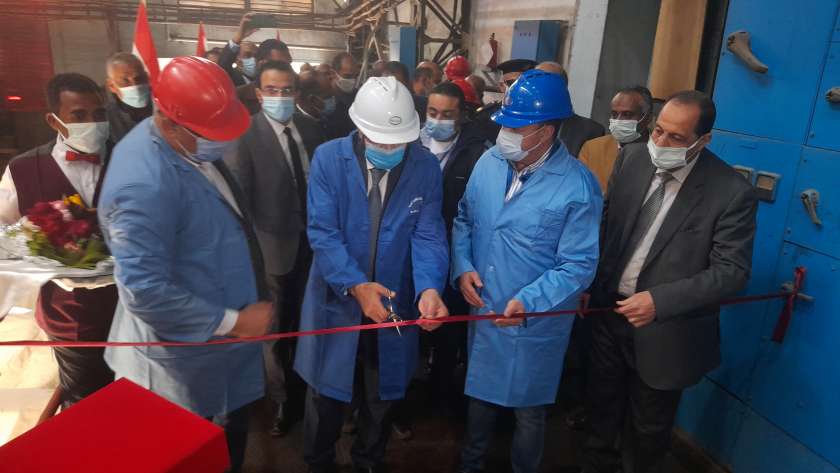 وزير التموين ومحافظ أسوان يتفقدا مشروعات تطوير مصنع سكر ومطحن إدفو