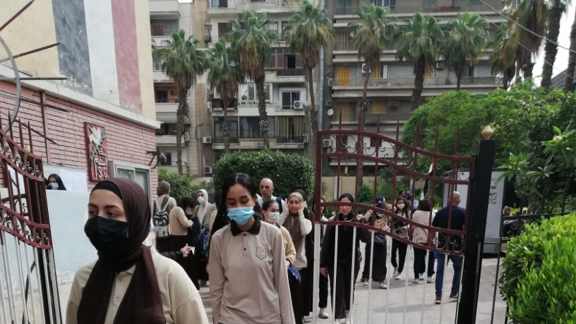 طلاب الشهادة الإعدادية بمحافظة القاهرة يرتدون الكمامات الطبية داخل لجان الامتحانات بسبب كورونا