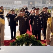 وزير الدفاع بعد وضع اكليل الزهور لشهداء القوات المسلحة
