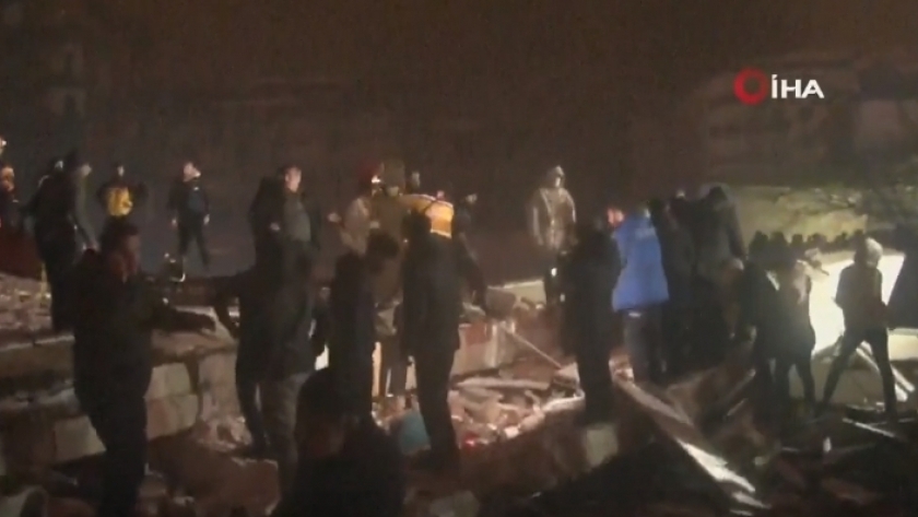 أعمال إنقاذ المحاصرين تحت الأنقاض في تركيا