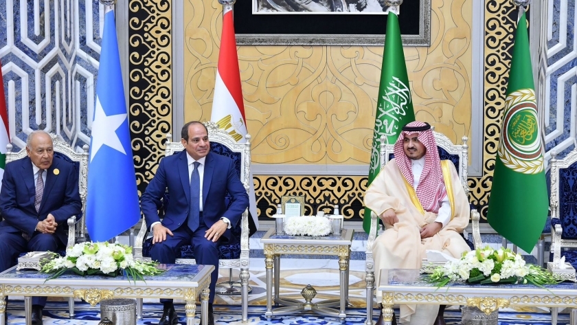 الرئيس السيسي يتوسط أمين عام الجامعة العربية وأمير منطقة مكة لدى وصوله إلى السعودية اليوم