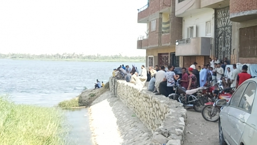 أهالي ينتظرون خروج جثمان الفتاة امام شاطئ النيل
