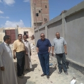وكيل وزارة التربية والتعليم بمطروح خلال تفقدة أعمال انشاء وتطوير مدرسة محمد خليل بالضبعة