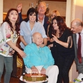 بالصور| سمير خفاجي يحتفل بعيد ميلاده مع فيفي عبده ونجوى فؤاد