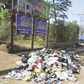 القمامة متراكمة أمام حديقة المسجد والمستشفى