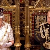 الأمير فيليب جالسا مع زوجته الملكة إليزابيث على كرسي العرش
