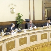 «إسماعيل» وعدد من الوزراء خلال اجتماعهم مع المحافظين