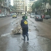 بالصور| الطقس السئ يضرب الإسكندرية.. وأمطار غزيرة علي أنحاء المدينة
