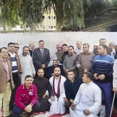 عدد من المواطنين الذين صلوا الجمعة فى مسجد «أبو جرير»