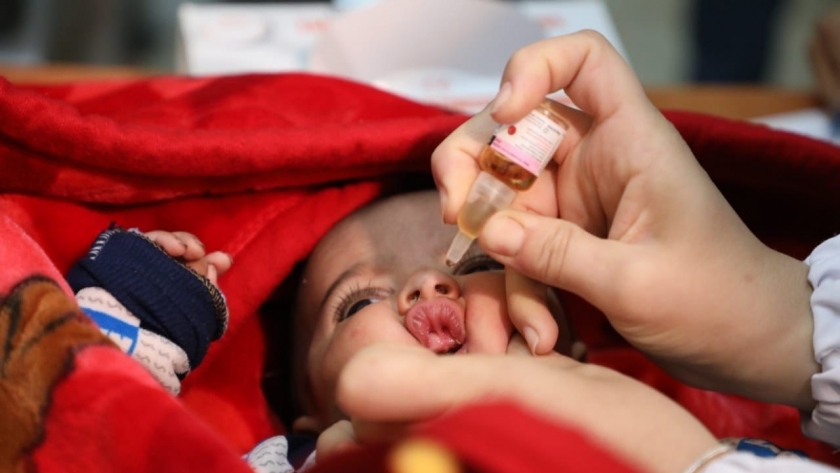 صورة أرشيفية أثناء تطعيم الأطفال ضد مرض شلل الأطفال